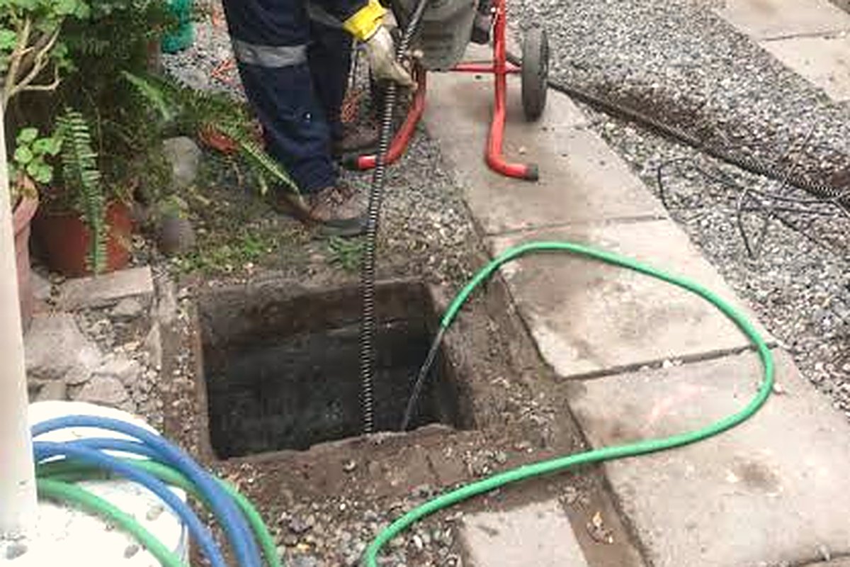 Destape de cámara en Maipú con máquina eléctrica