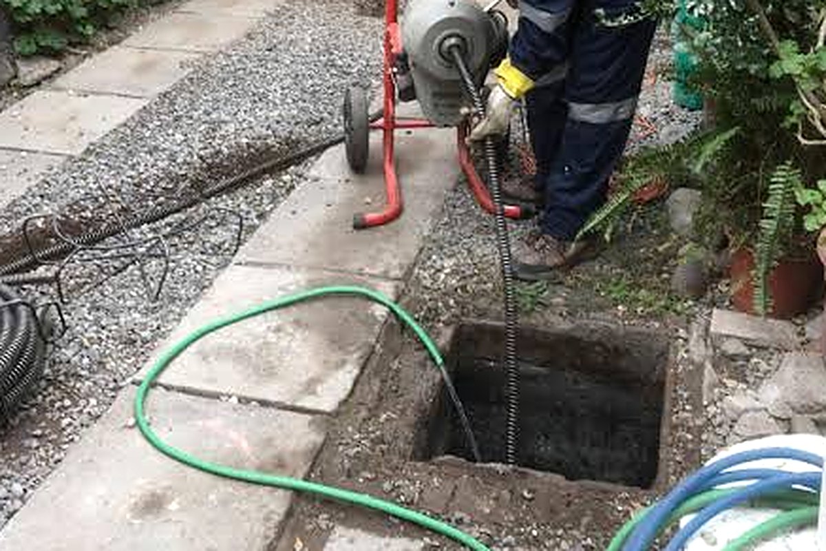 Destape de cámara en Recoleta con máquina eléctrica