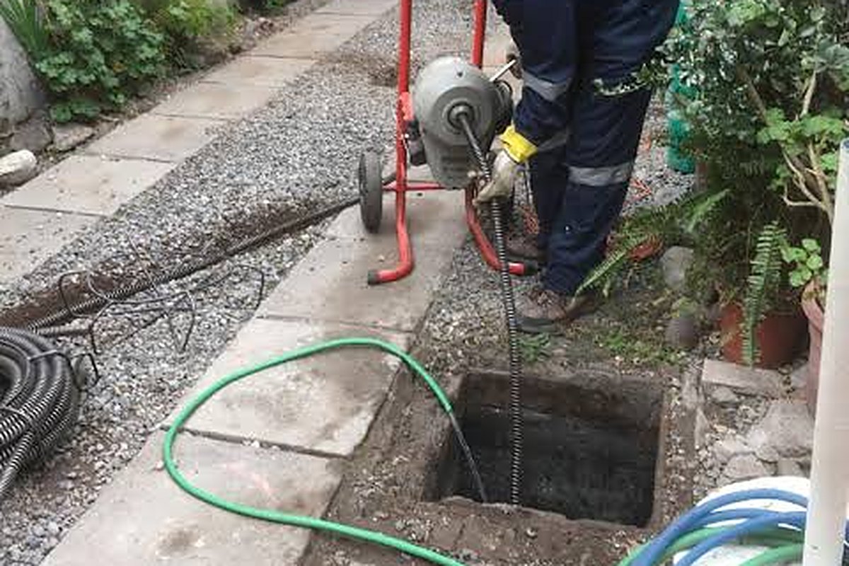 Destape de cámara en Santiago con máquina eléctrica
