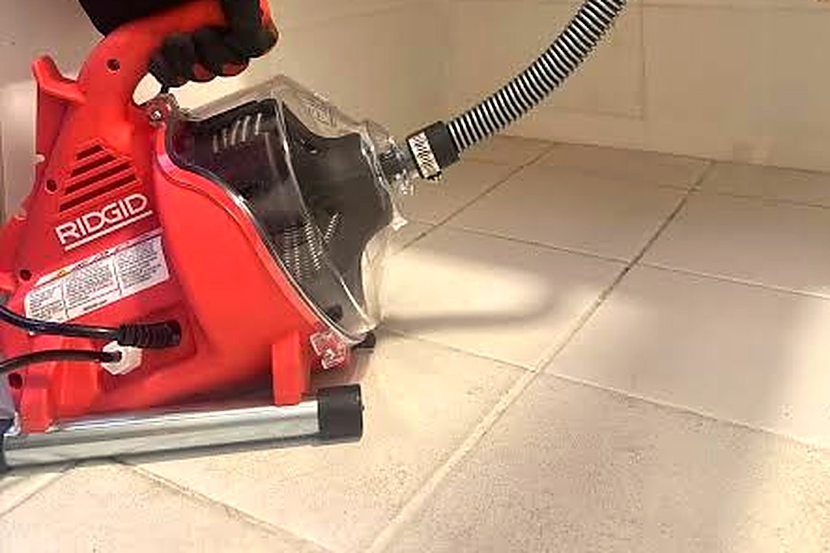 Destape de WC en La Granja con máquina eléctrica